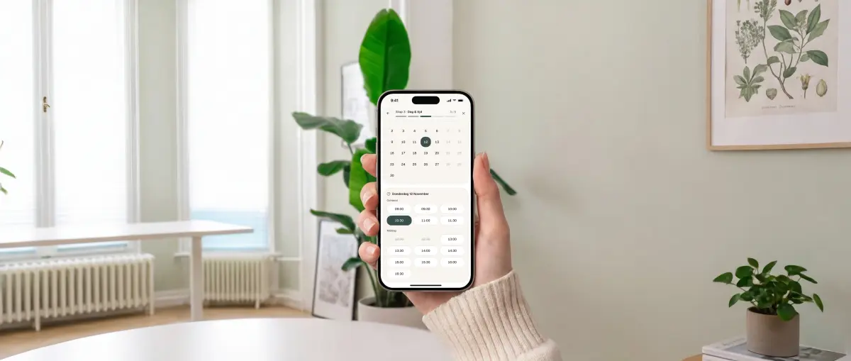 Hand met een telefoon waarop de afspraakmodule openstaat bij het kiezen van een dag en tijd