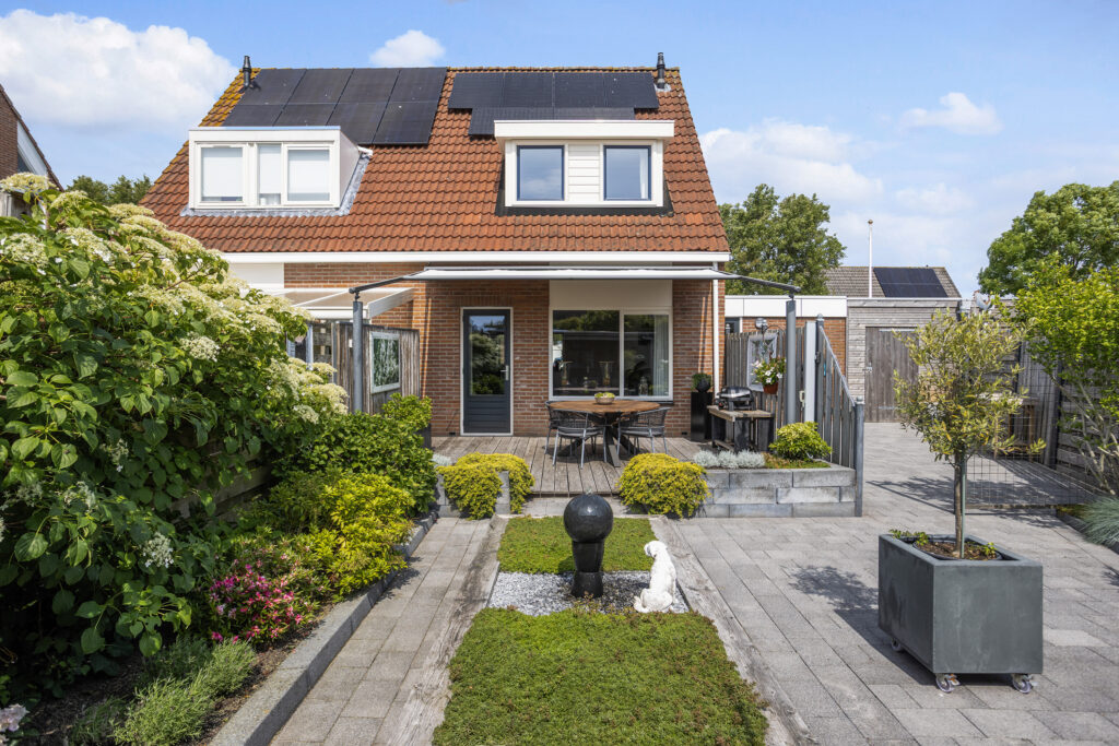 Tussenwoning te koop: Zilverschoon 17, Sneek